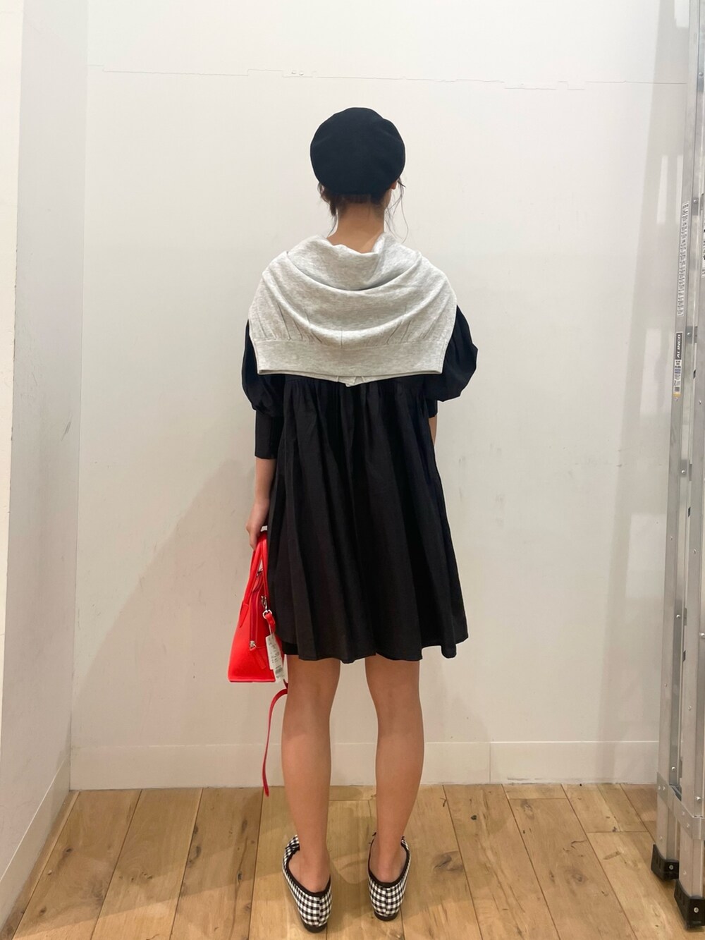 グレー系のカーディガン/ボレロ、ブラック系のその他パンツ、レッド系のショルダーバッグを着用したレディースの春コーディネートの3枚目の写真