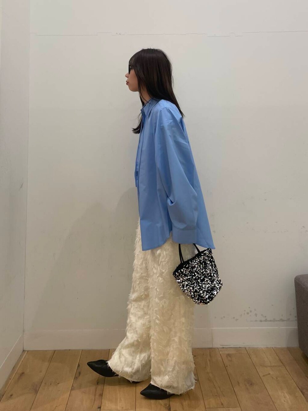 シルバー系のショルダーバッグ、ブルー系のシャツ/ブラウス、ホワイト系のその他パンツを着用したレディースの冬コーディネートの2枚目の写真