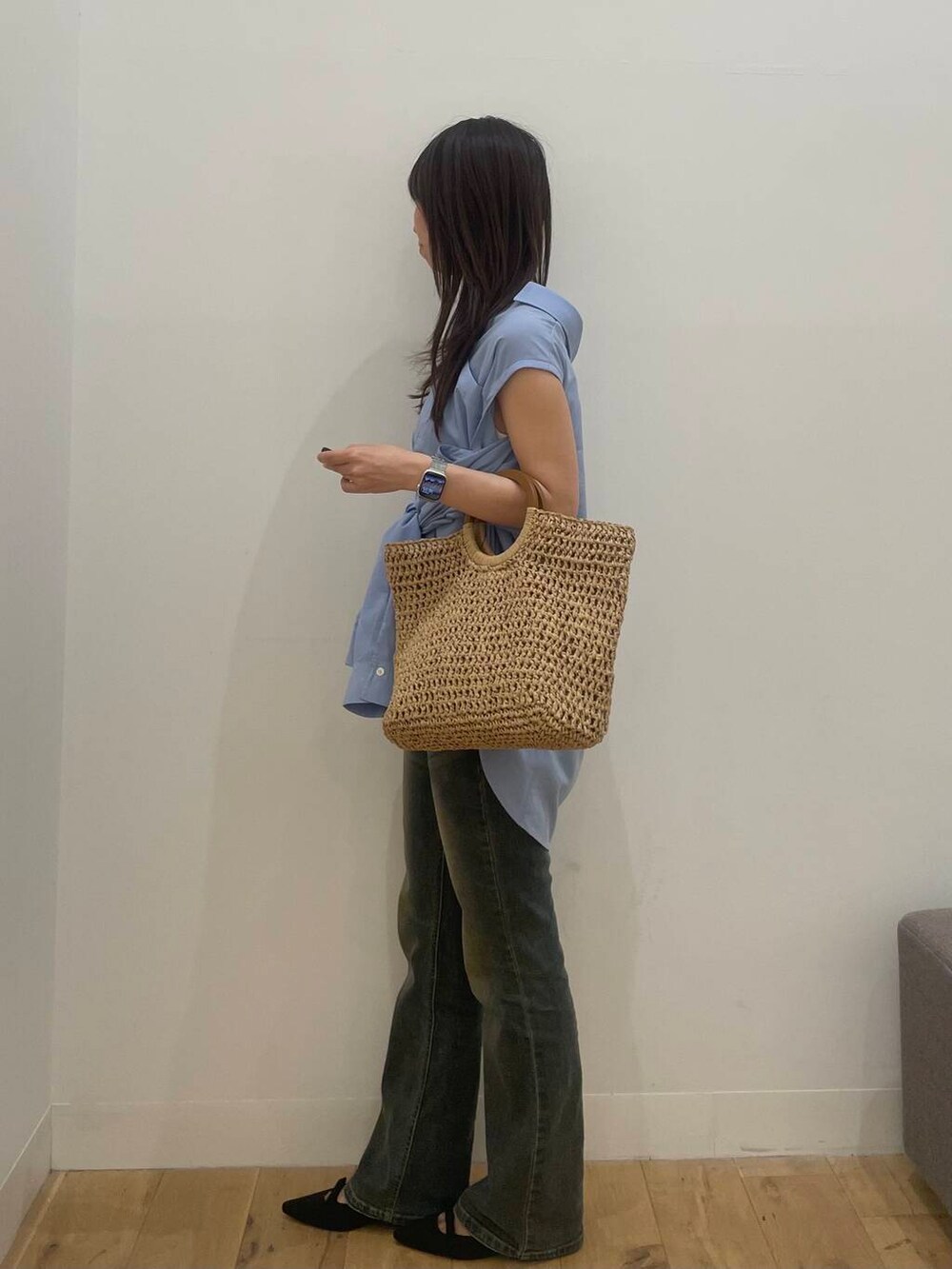 ベージュ系のトートバッグ、ブルー系のデニムパンツ、ブルー系のシャツ/ブラウスを着用したレディースの夏コーディネートの2枚目の写真