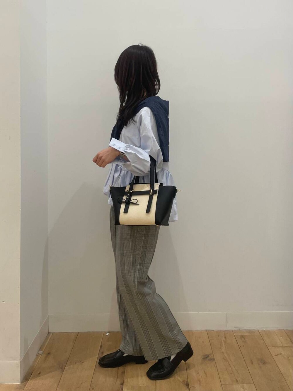 ホワイト系のシャツ/ブラウス、その他のその他パンツ、ブラック系のトートバッグを着用したレディースの春コーディネートの2枚目の写真