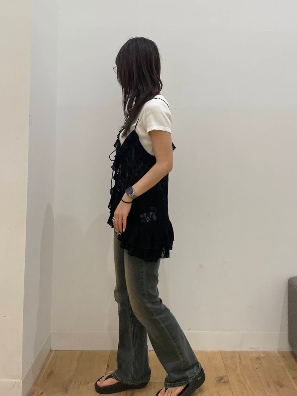 ブルー系のデニムパンツ、ブラック系のキャミソールを着用したレディースの夏コーディネートの2枚目の写真