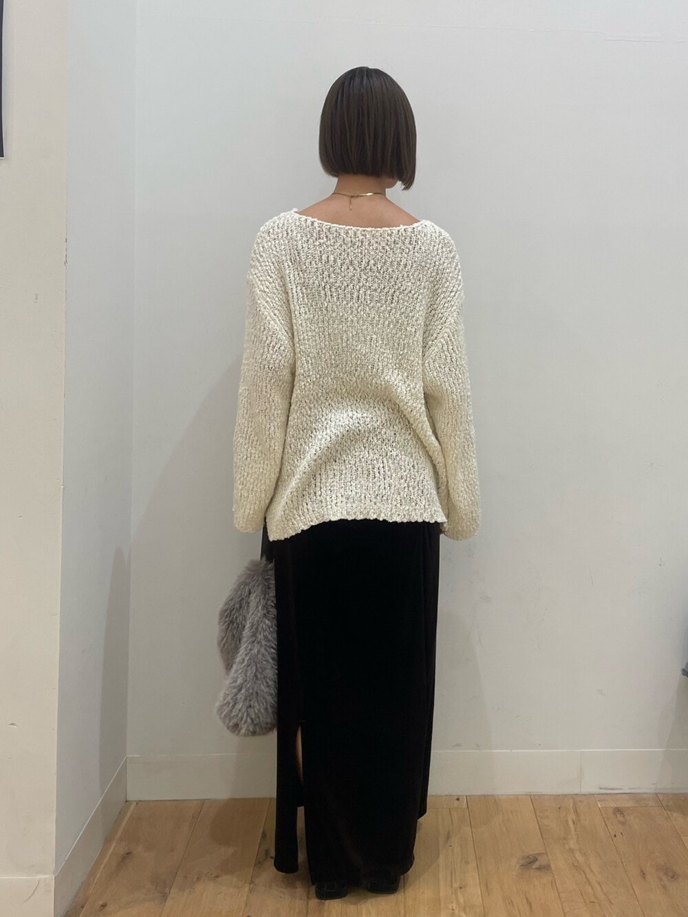 ホワイト系のニット/セーター、ブラウン系のスカートを着用したレディースの秋コーディネートの2枚目の写真