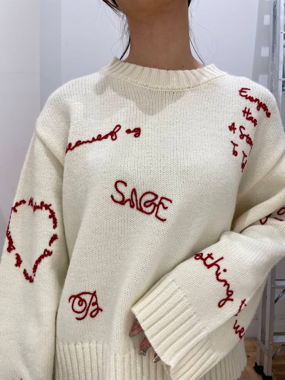 ホワイト系のニット/セーター、グレー系のその他パンツを着用したレディースの冬コーディネートの4枚目の写真