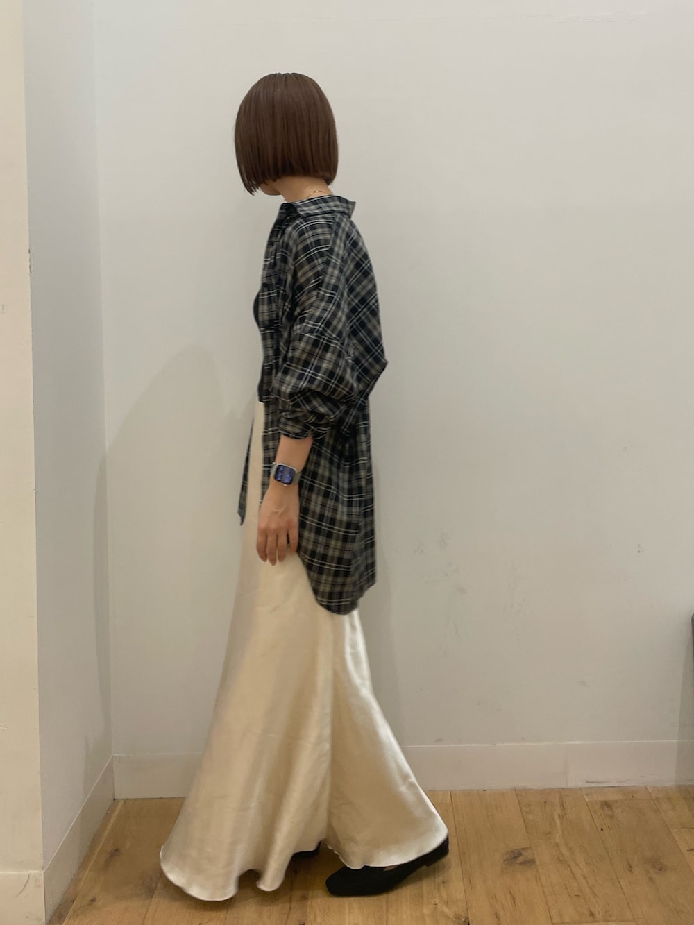 ブラック系のシャツ/ブラウス、ホワイト系のスカートを着用したレディースの夏コーディネートの2枚目の写真