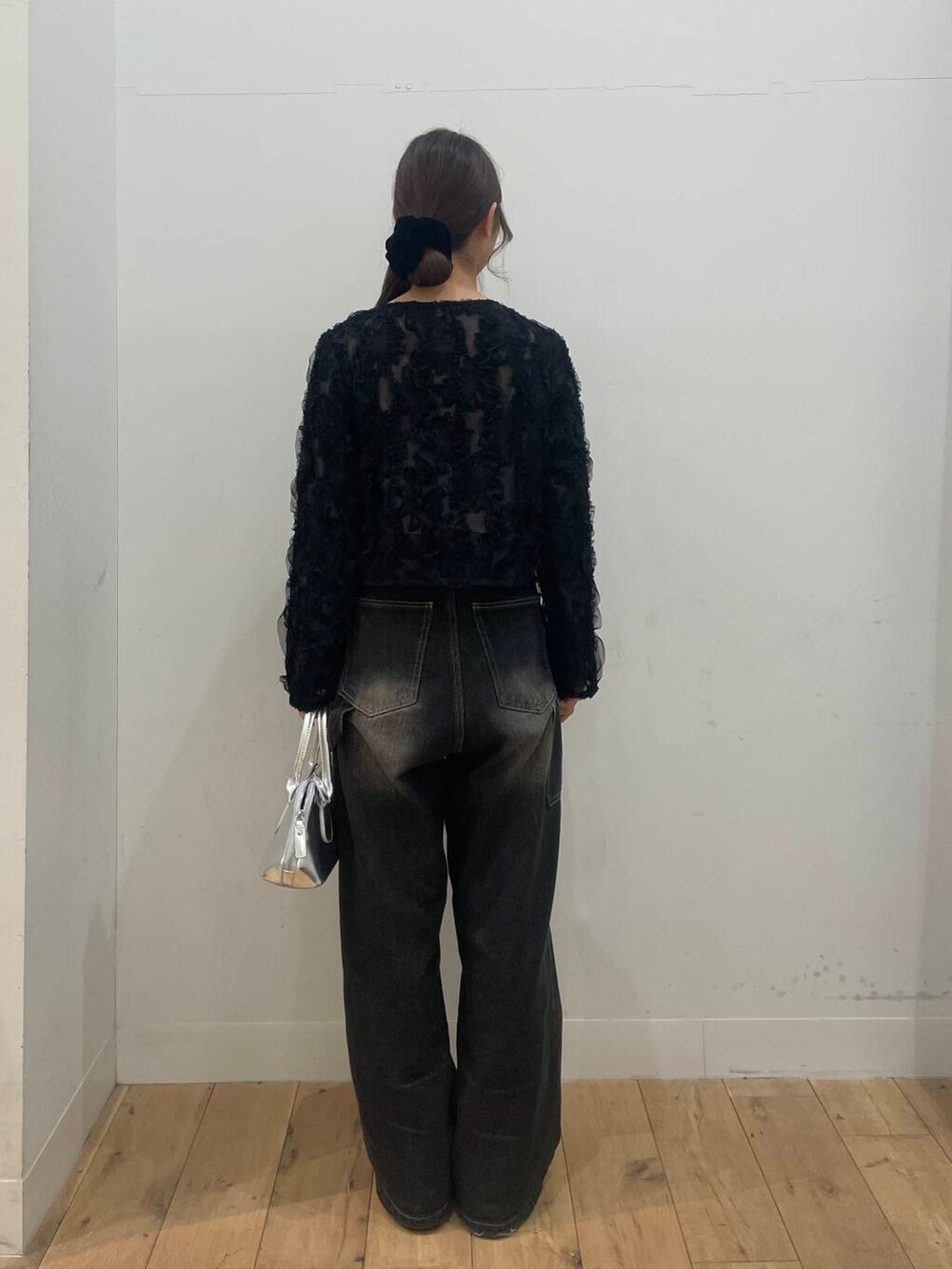 シルバー系のボストンバッグ、ブラック系のシャツ/ブラウスを着用したレディースの春コーディネートの3枚目の写真