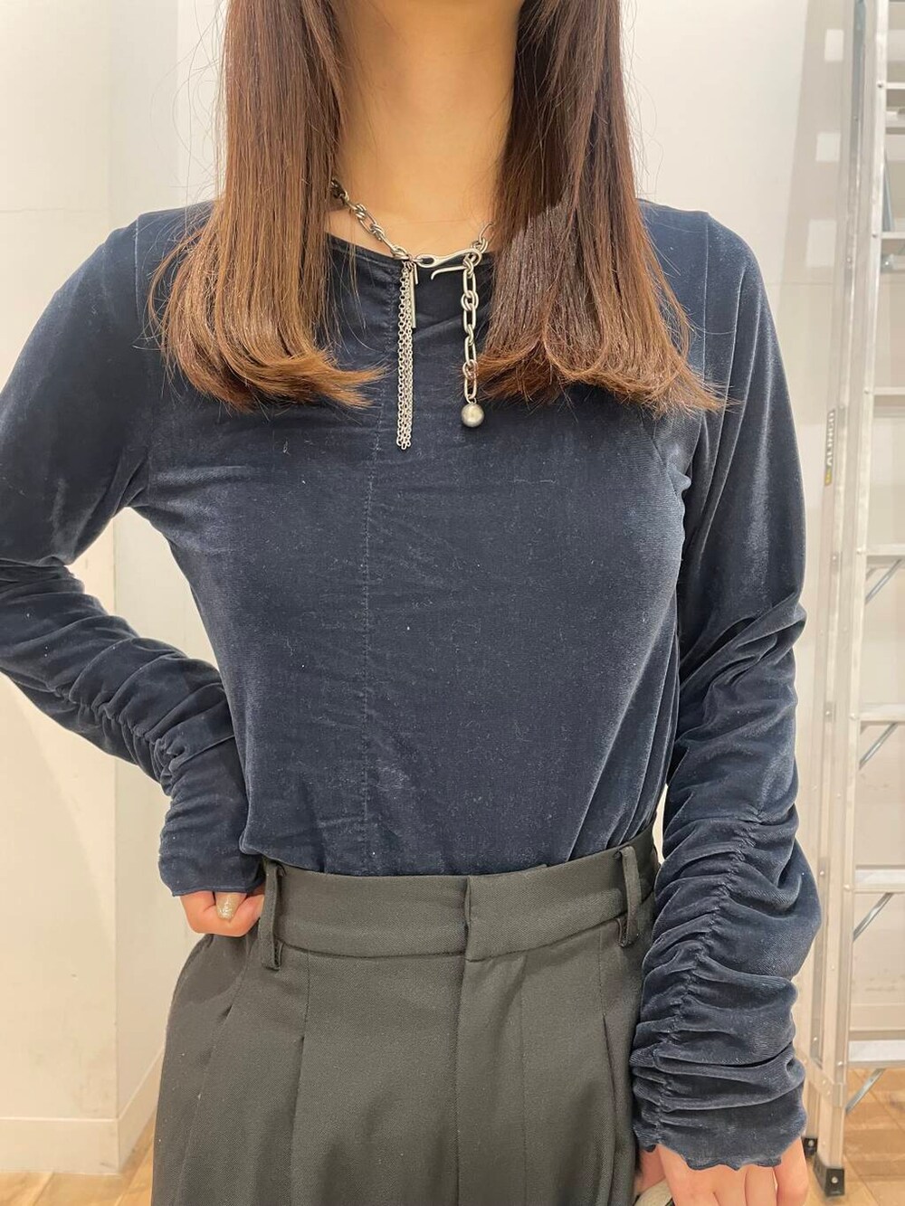 ホワイト系のトートバッグ、グレー系のその他パンツ、ブルー系のTシャツ/カットソーを着用したレディースの冬コーディネートの4枚目の写真