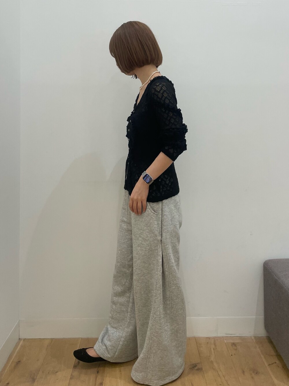 ブラック系のカーディガン/ボレロ、グレー系のその他パンツを着用したレディースの秋コーディネートの2枚目の写真