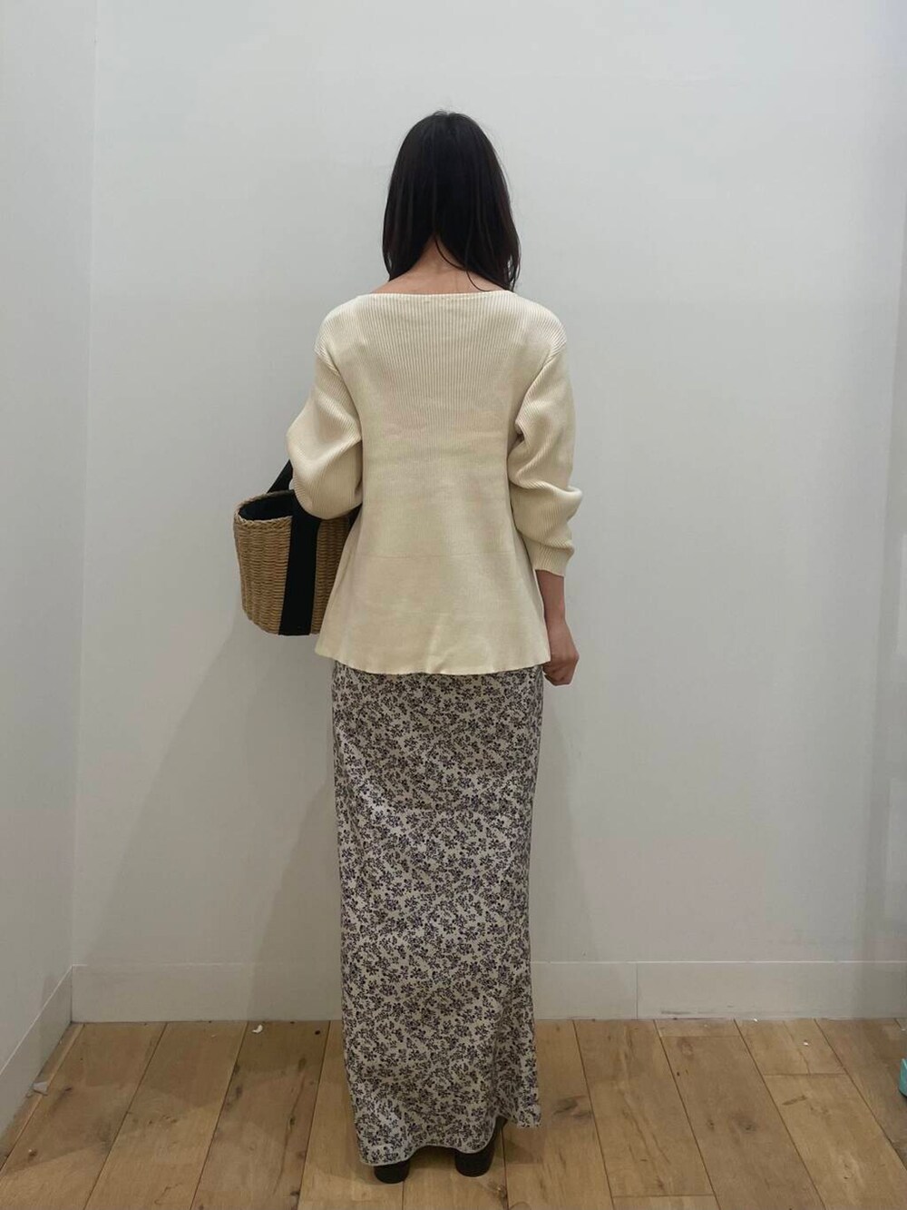 ベージュ系のハンドバッグ、ブラック系のローファー、ホワイト系のカーディガン/ボレロを着用したレディースの春コーディネートの3枚目の写真