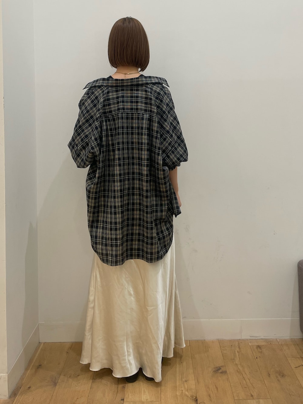 ブラック系のシャツ/ブラウス、ホワイト系のスカートを着用したレディースの夏コーディネートの3枚目の写真