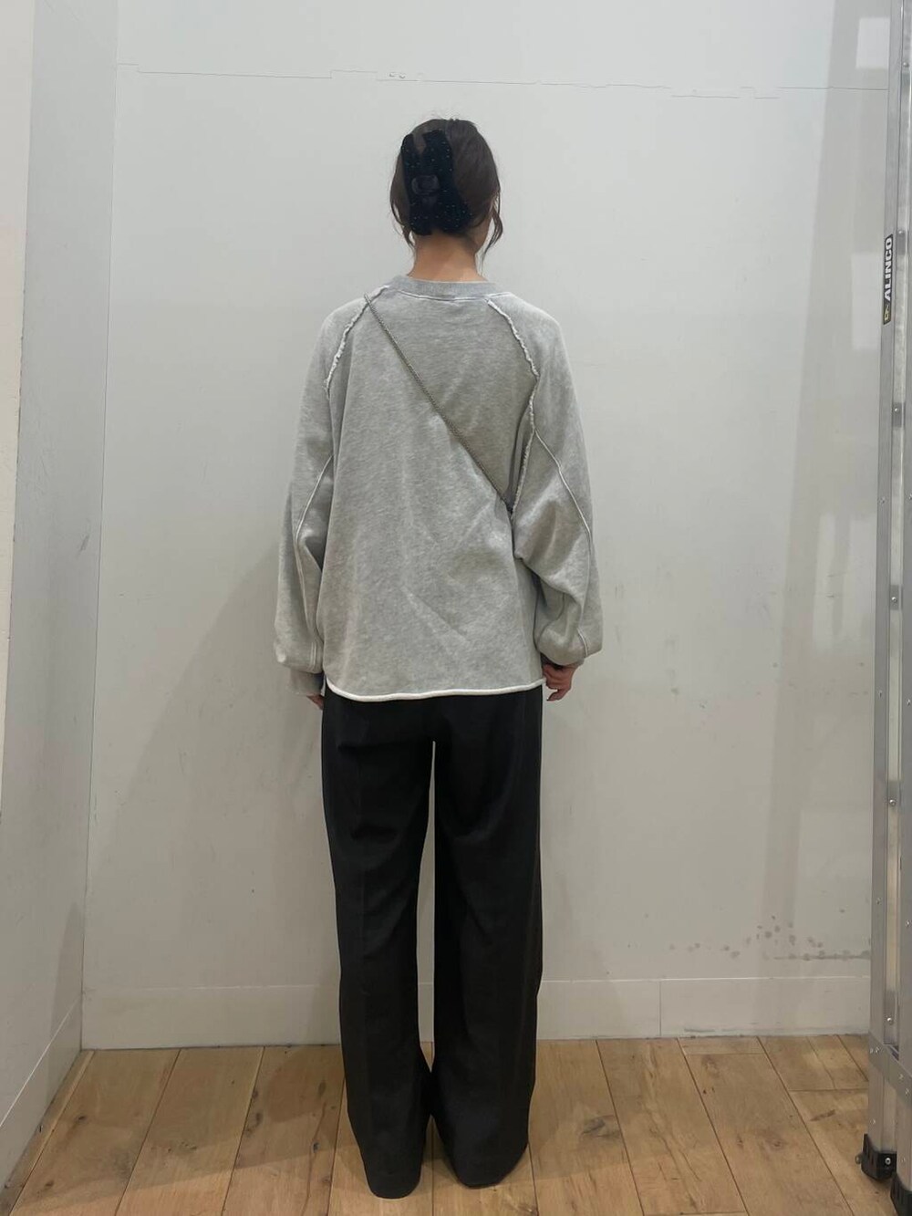 シルバー系のショルダーバッグ、グレー系のTシャツ/カットソー、グレー系のその他パンツを着用したレディースの冬コーディネートの3枚目の写真