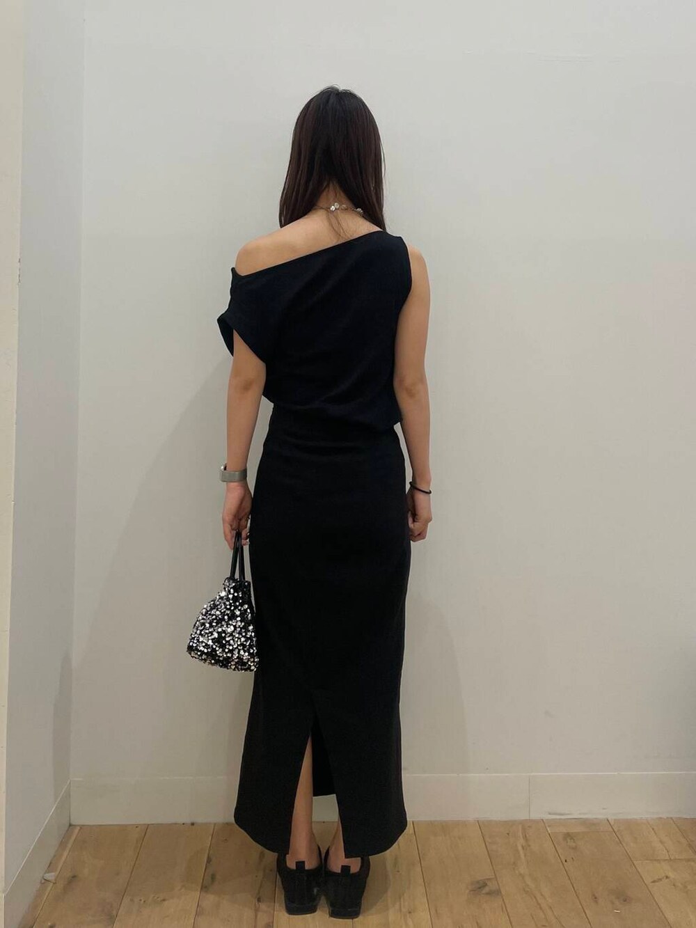 シルバー系のショルダーバッグ、ブラック系のスカート、ブラック系のTシャツ/カットソーを着用したレディースの春コーディネートの3枚目の写真