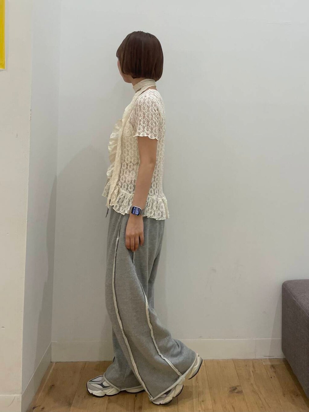 グレー系のスウェットパンツ、ホワイト系のシャツ/ブラウスを着用したレディースの夏コーディネートの2枚目の写真