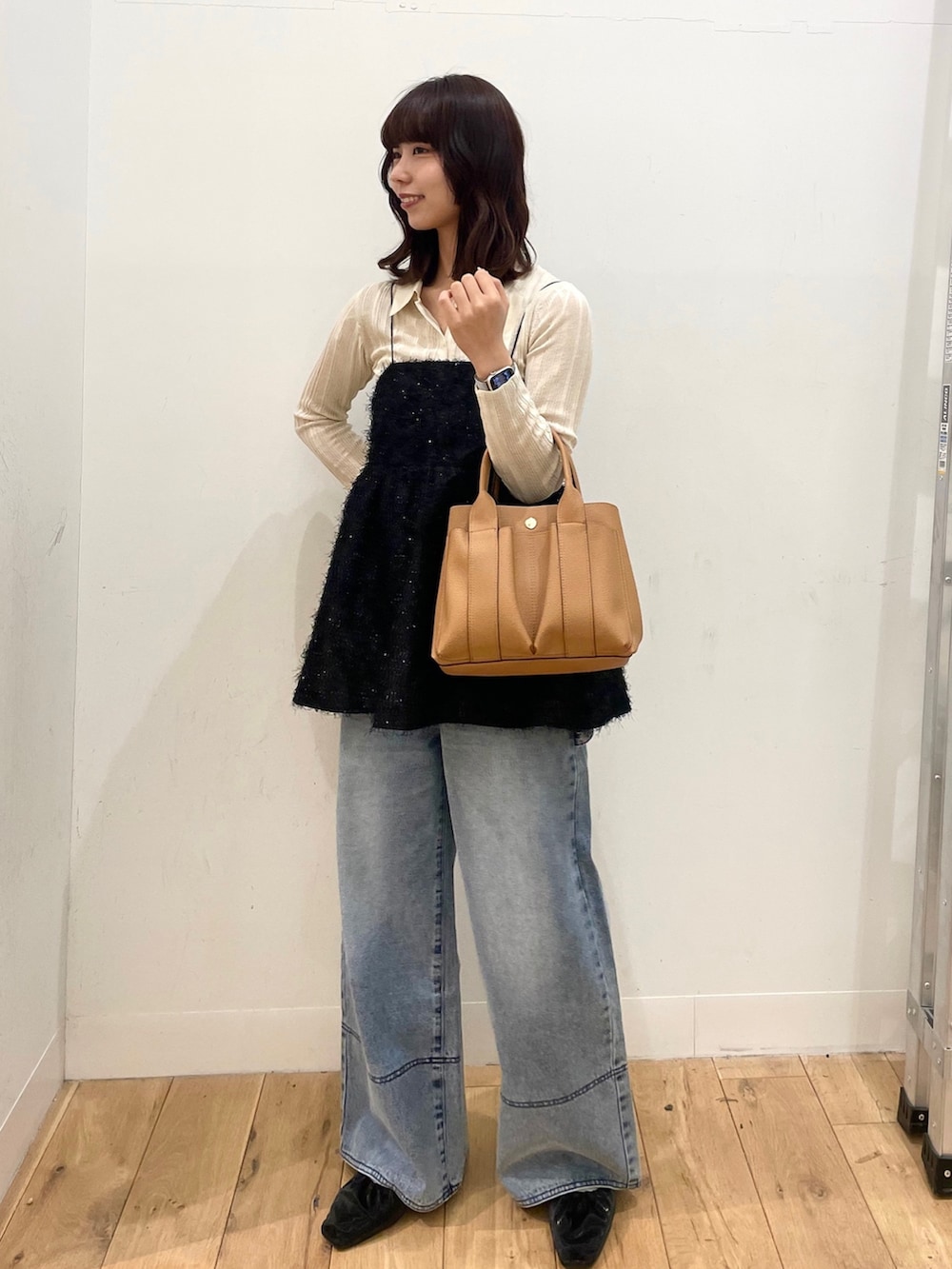 ホワイト系のカーディガン/ボレロ、ブラック系のキャミソール、ブラック系のカーディガン/ボレロを着用したレディースの春コーディネートの2枚目の写真