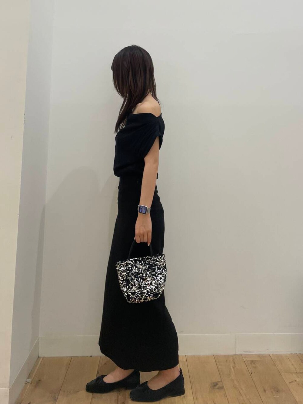 シルバー系のショルダーバッグ、ブラック系のスカート、ブラック系のTシャツ/カットソーを着用したレディースの春コーディネートの2枚目の写真