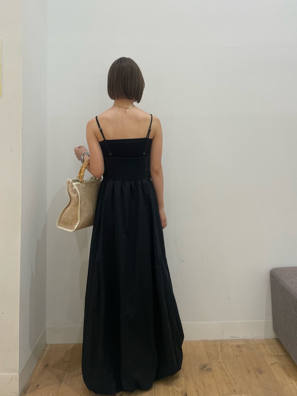 ブラック系のワンピースを着用したレディースの夏コーディネートの3枚目の写真