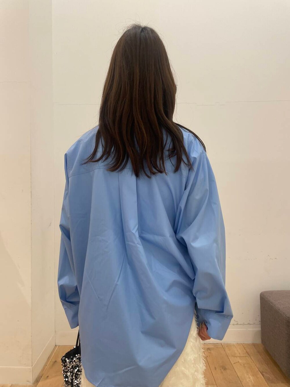 シルバー系のショルダーバッグ、ブルー系のシャツ/ブラウス、ホワイト系のその他パンツを着用したレディースの冬コーディネートの5枚目の写真