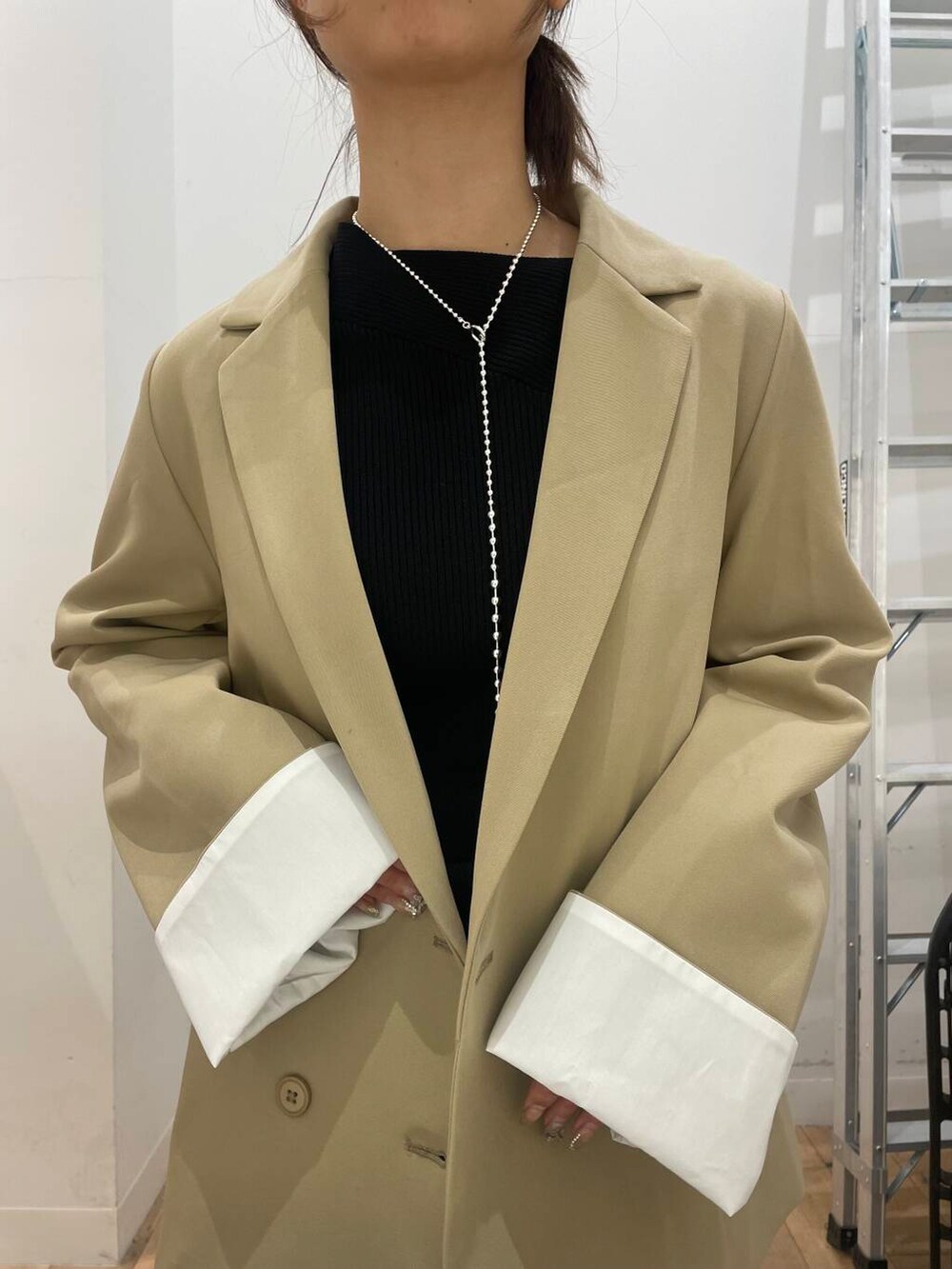 ベージュ系のパンプス、ブラック系のデニムパンツ、ベージュ系のテーラードジャケットを着用したレディースの冬コーディネートの4枚目の写真