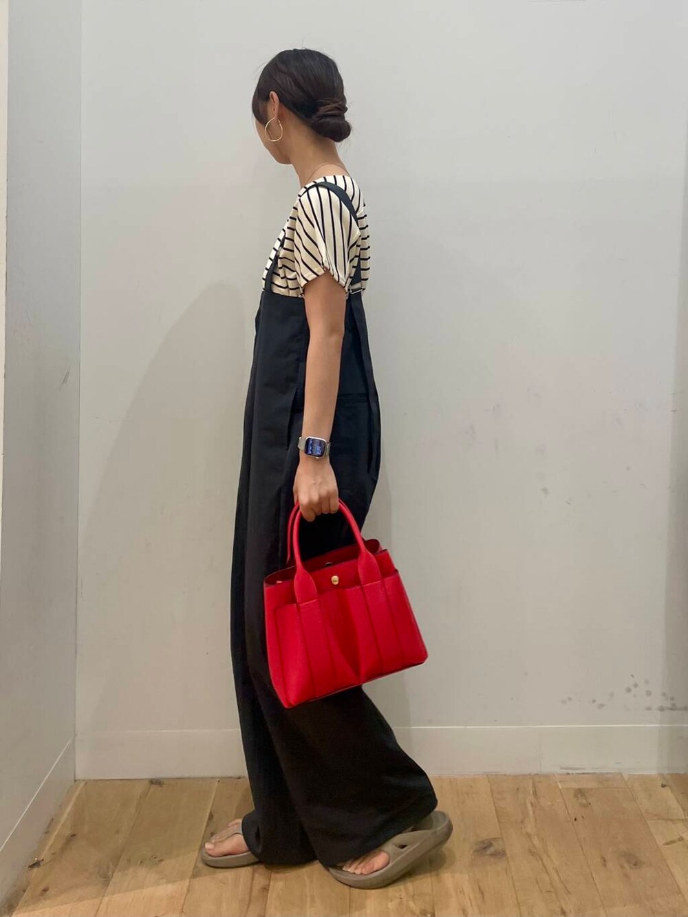 ホワイト系のTシャツ/カットソー、レッド系のトートバッグ、グレー系のサロペット/オーバーオールを着用したレディースの夏コーディネートの2枚目の写真