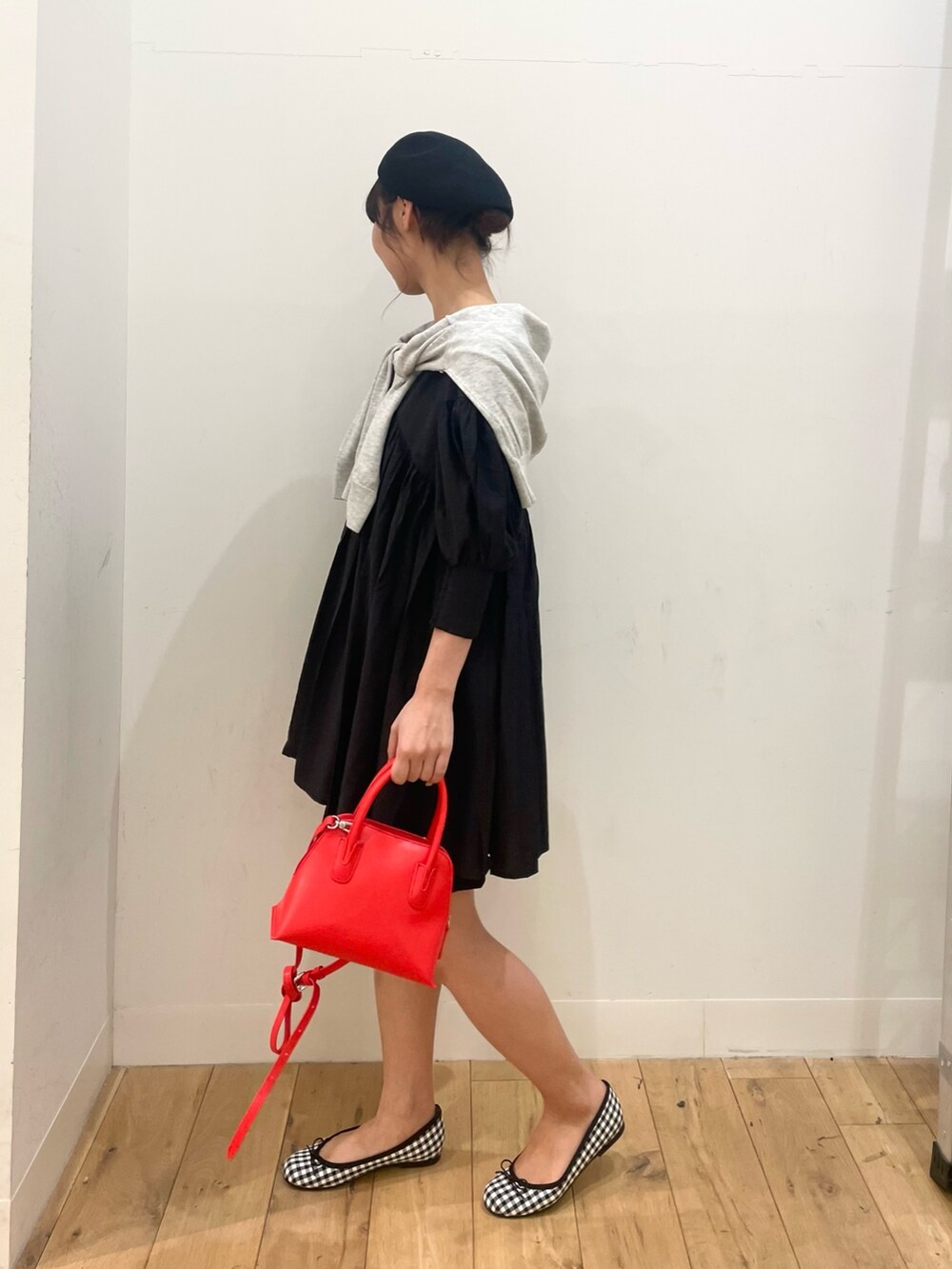 グレー系のカーディガン/ボレロ、ブラック系のその他パンツ、レッド系のショルダーバッグを着用したレディースの春コーディネートの2枚目の写真