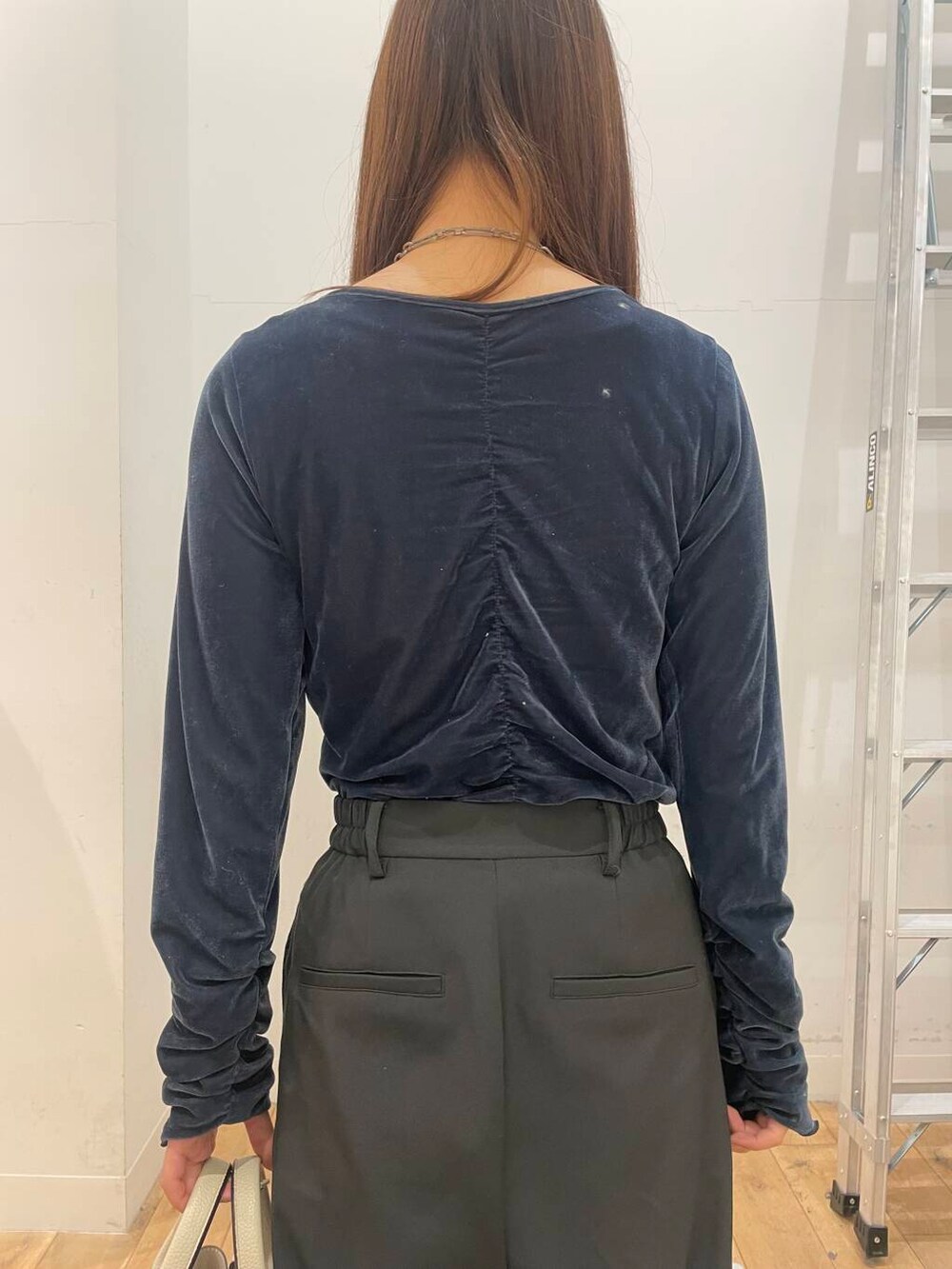 ホワイト系のトートバッグ、グレー系のその他パンツ、ブルー系のTシャツ/カットソーを着用したレディースの冬コーディネートの5枚目の写真