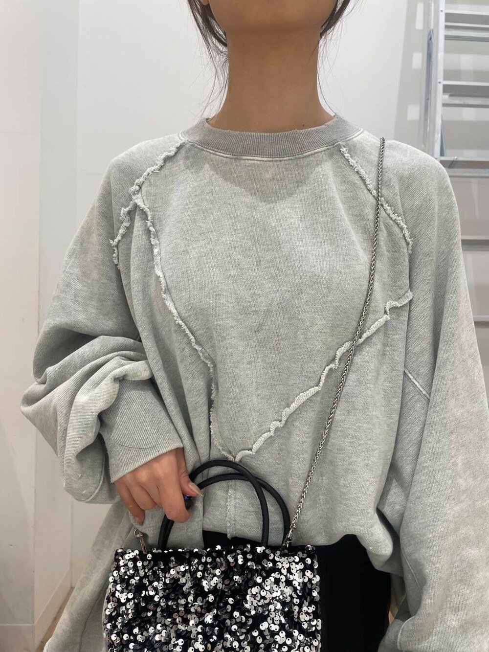 シルバー系のショルダーバッグ、グレー系のTシャツ/カットソー、グレー系のその他パンツを着用したレディースの冬コーディネートの4枚目の写真