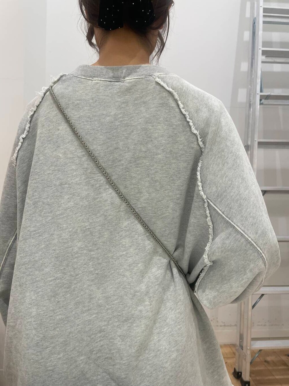 シルバー系のショルダーバッグ、グレー系のTシャツ/カットソー、グレー系のその他パンツを着用したレディースの冬コーディネートの5枚目の写真