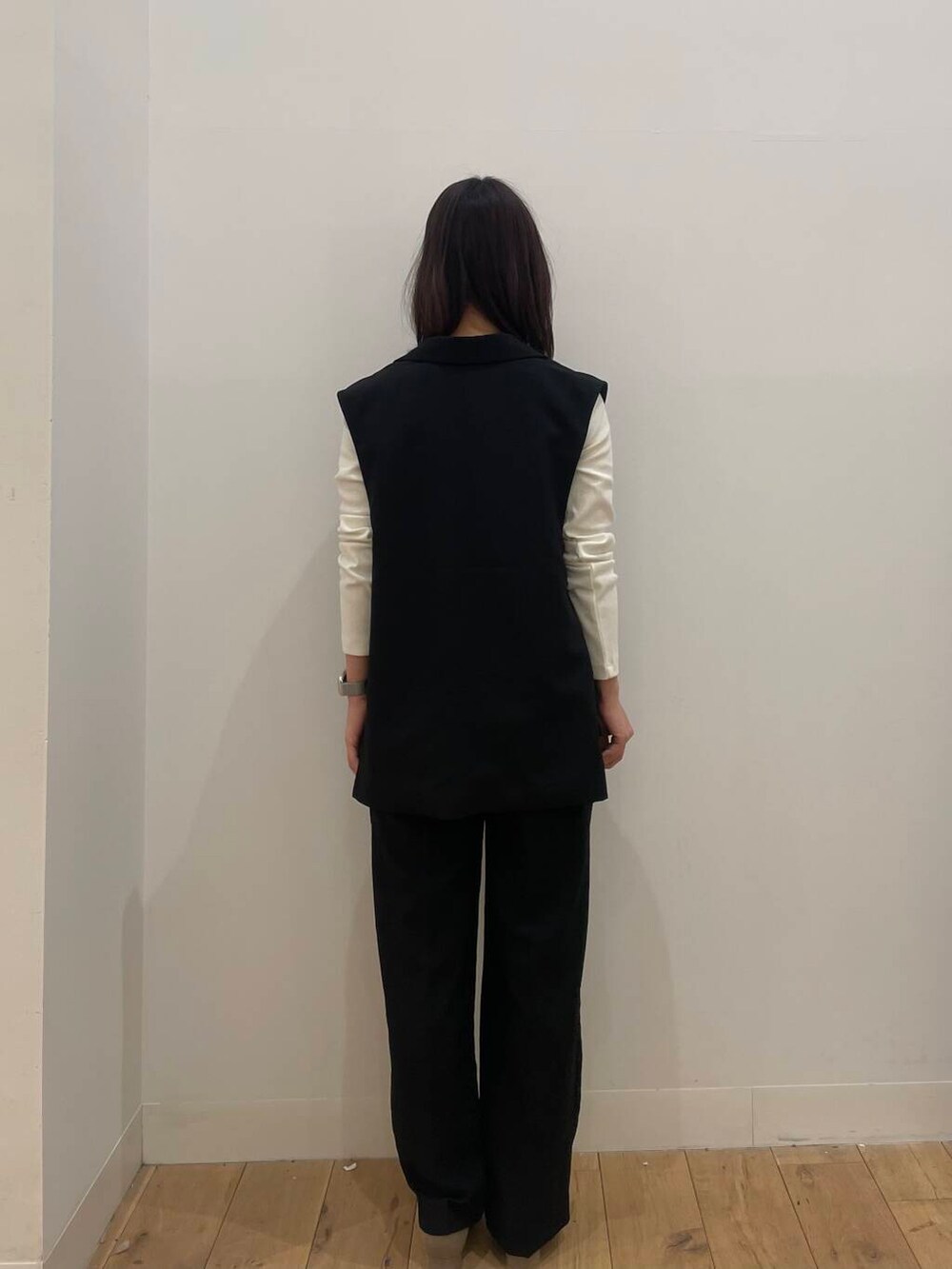 ホワイト系のTシャツ/カットソー、ブラック系のその他パンツ、ブラック系のベストを着用したレディースの春コーディネートの3枚目の写真