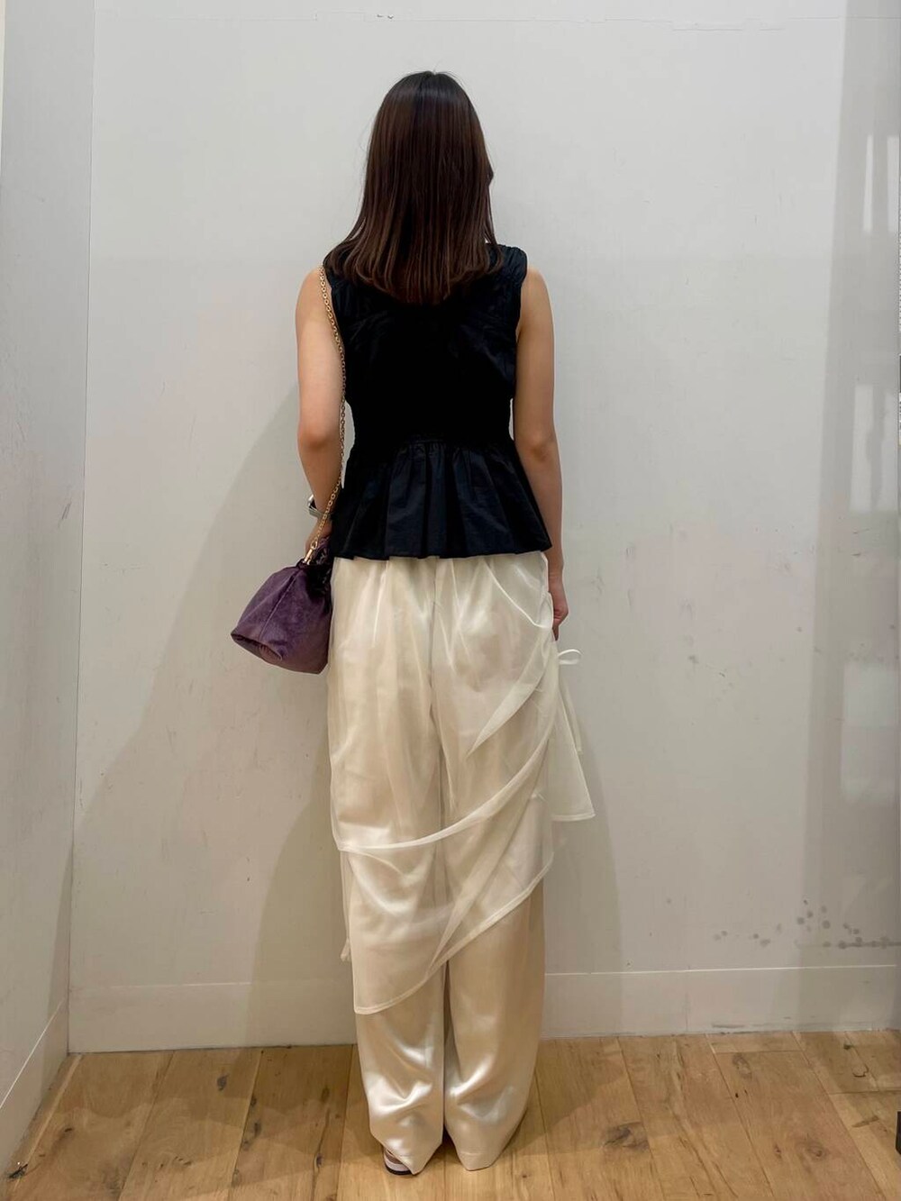 ブラック系のシャツ/ブラウス、ホワイト系のその他パンツ、パープル系のハンドバッグを着用したレディースの夏コーディネートの3枚目の写真