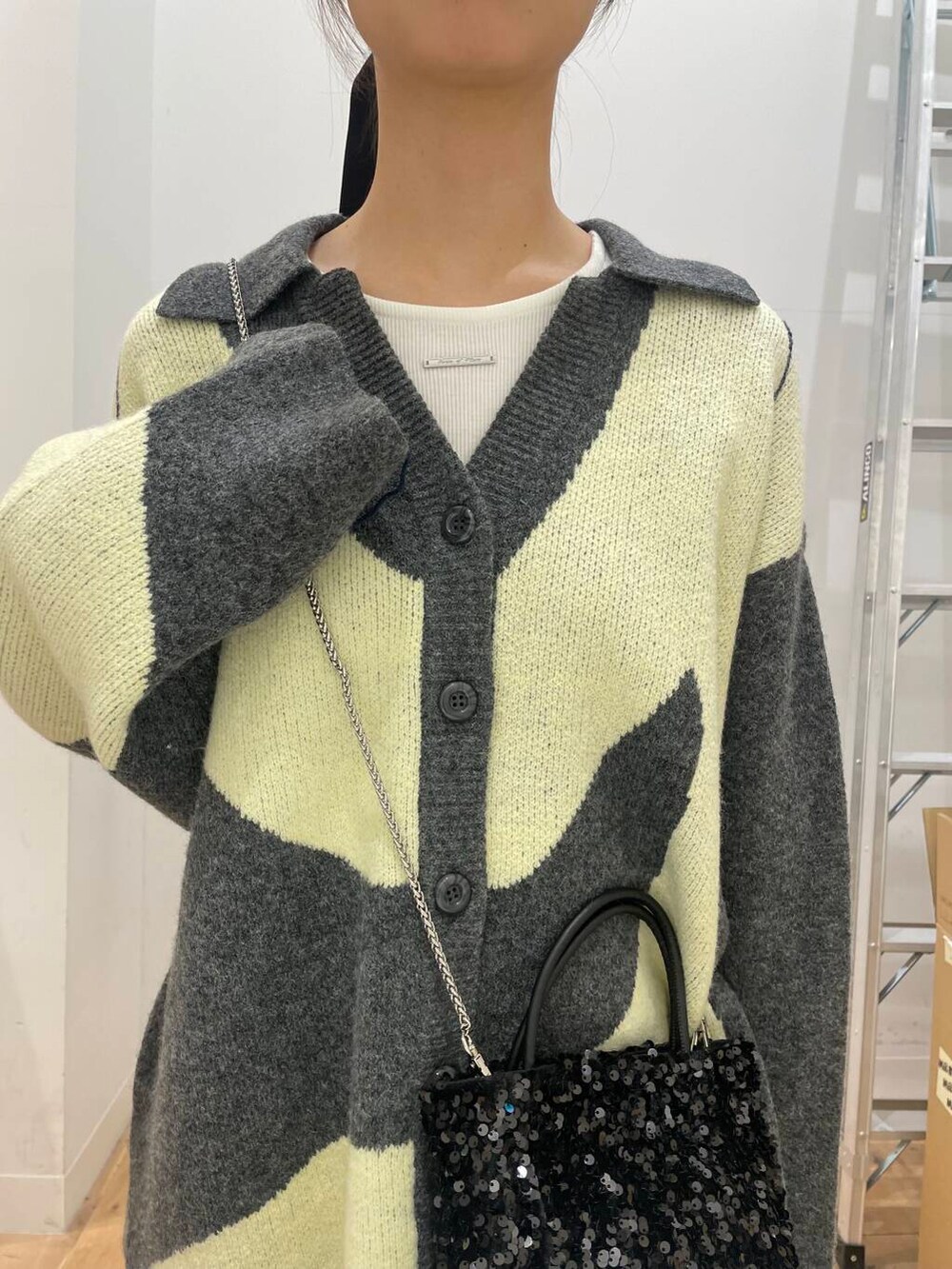 ブラック系のショルダーバッグ、ブルー系のその他パンツ、ホワイト系のTシャツ/カットソーを着用したレディースの秋コーディネートの4枚目の写真