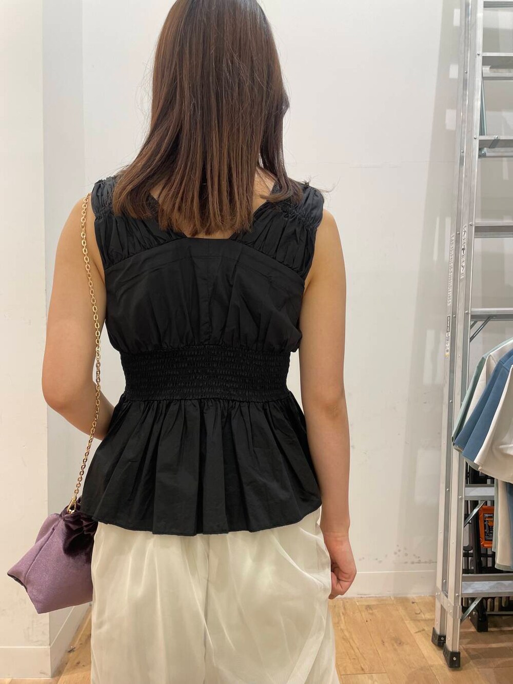 ブラック系のシャツ/ブラウス、ホワイト系のその他パンツ、パープル系のハンドバッグを着用したレディースの夏コーディネートの6枚目の写真