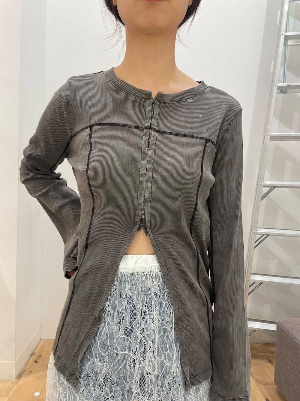 ブラック系のブーツ、ブルー系のデニムパンツ、ブラウン系のハンドバッグを着用したレディースの秋コーディネートの4枚目の写真