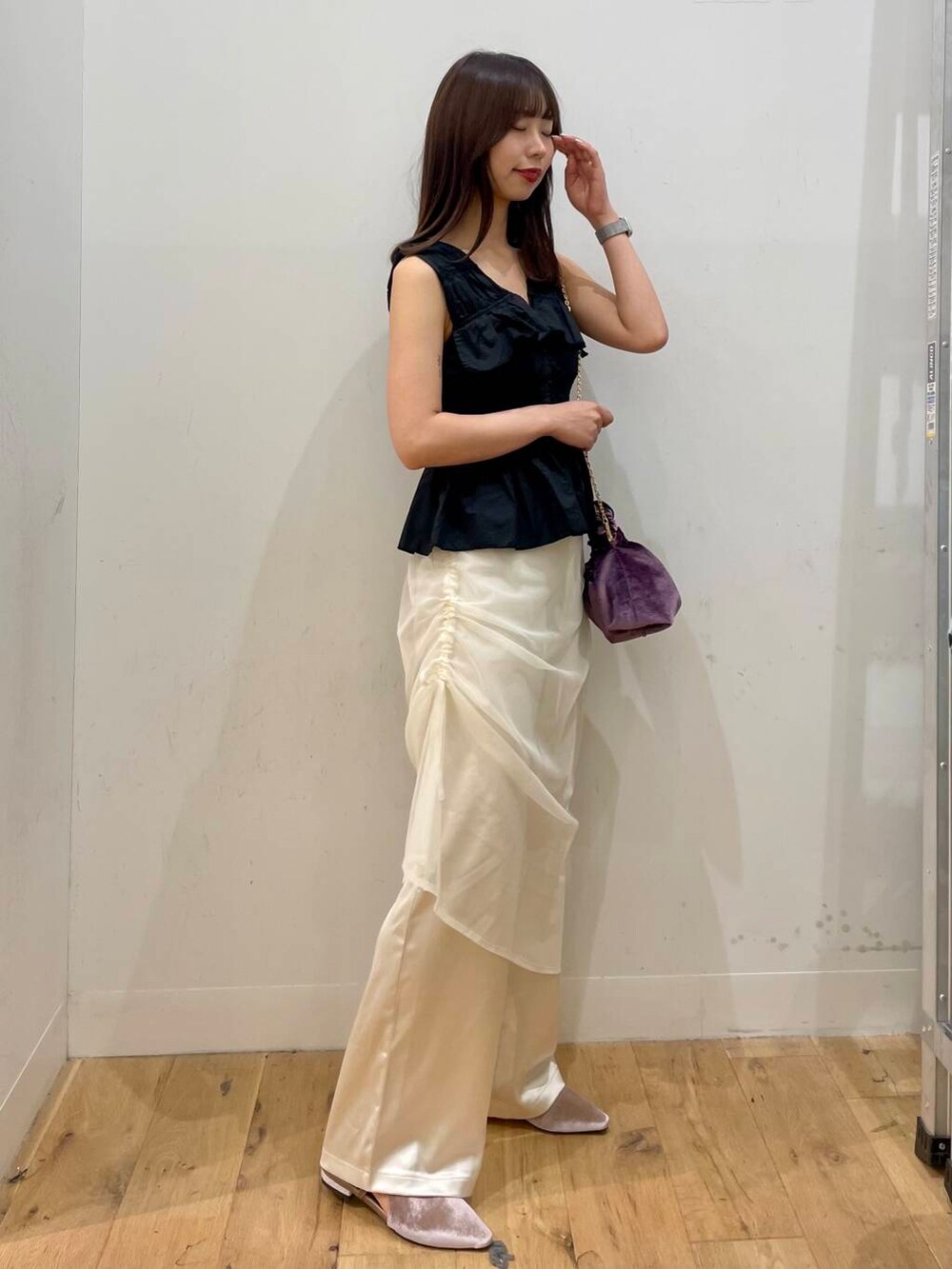 ブラック系のシャツ/ブラウス、ホワイト系のその他パンツ、パープル系のハンドバッグを着用したレディースの夏コーディネートの4枚目の写真