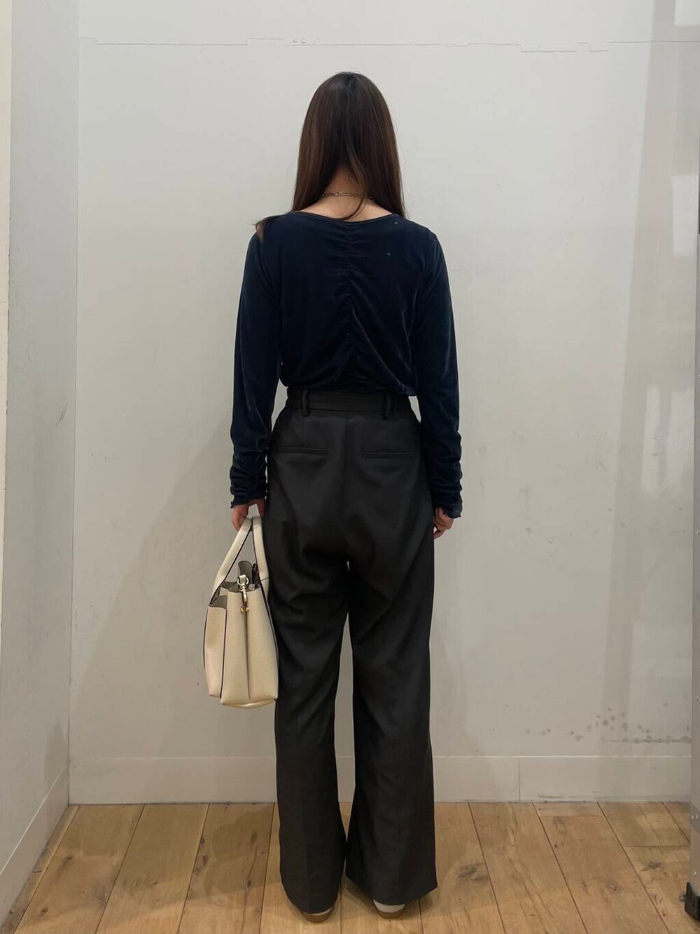 ホワイト系のトートバッグ、グレー系のその他パンツ、ブルー系のTシャツ/カットソーを着用したレディースの冬コーディネートの3枚目の写真