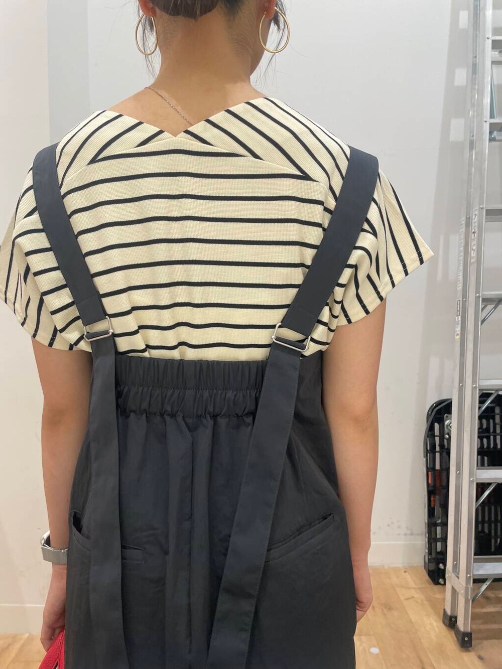 ホワイト系のTシャツ/カットソー、レッド系のトートバッグ、グレー系のサロペット/オーバーオールを着用したレディースの夏コーディネートの5枚目の写真