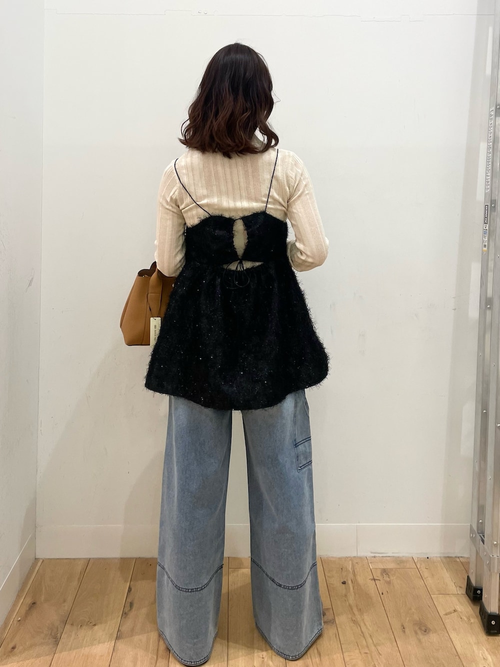 ホワイト系のカーディガン/ボレロ、ブラック系のキャミソール、ブラック系のカーディガン/ボレロを着用したレディースの春コーディネートの3枚目の写真