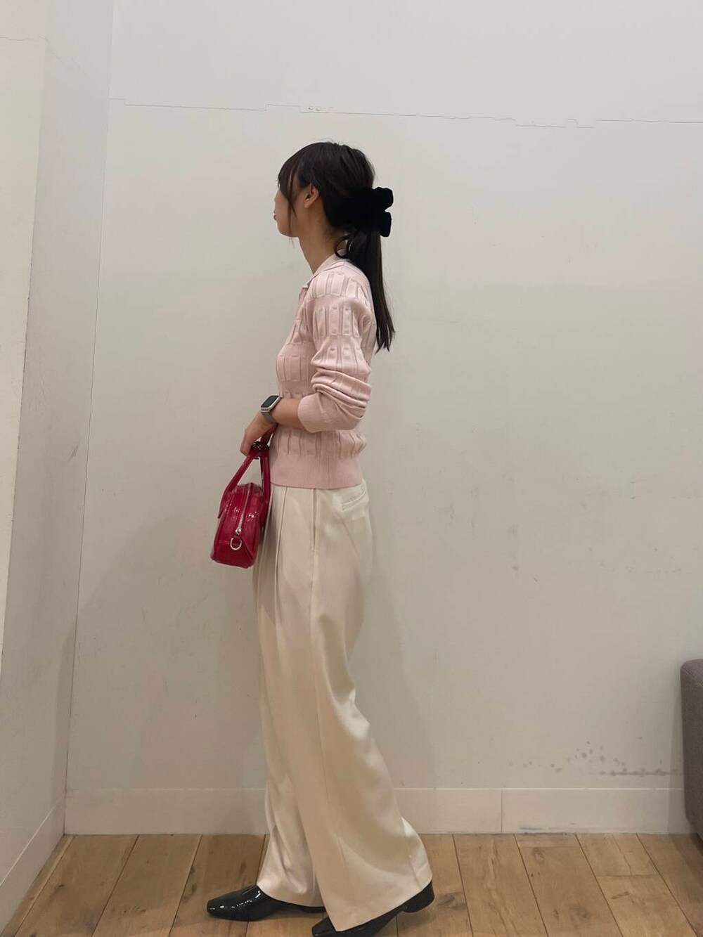 レッド系のボストンバッグ、ベージュ系のその他パンツ、ブラック系のパンプスを着用したレディースの冬コーディネートの2枚目の写真