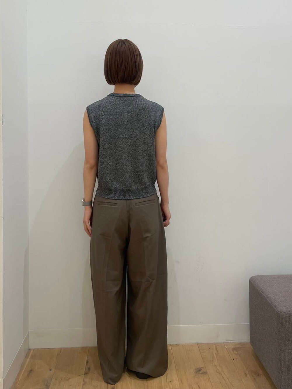 ブラック系のベスト、ブラウン系のその他パンツを着用したレディースの夏コーディネートの3枚目の写真