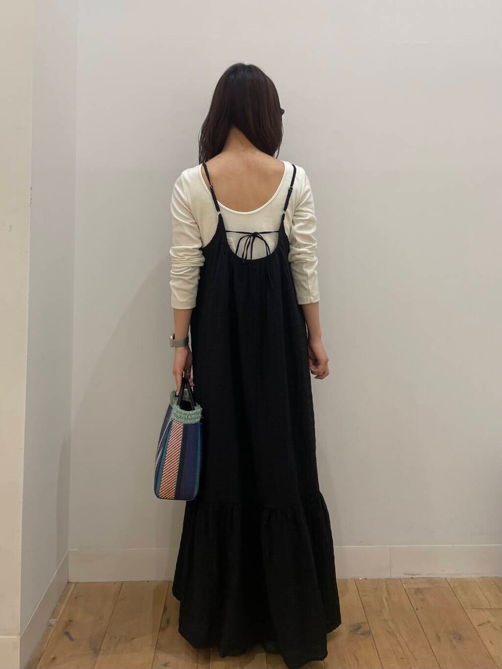 ホワイト系のTシャツ/カットソー、ブラック系のワンピースを着用したレディースの春コーディネートの3枚目の写真