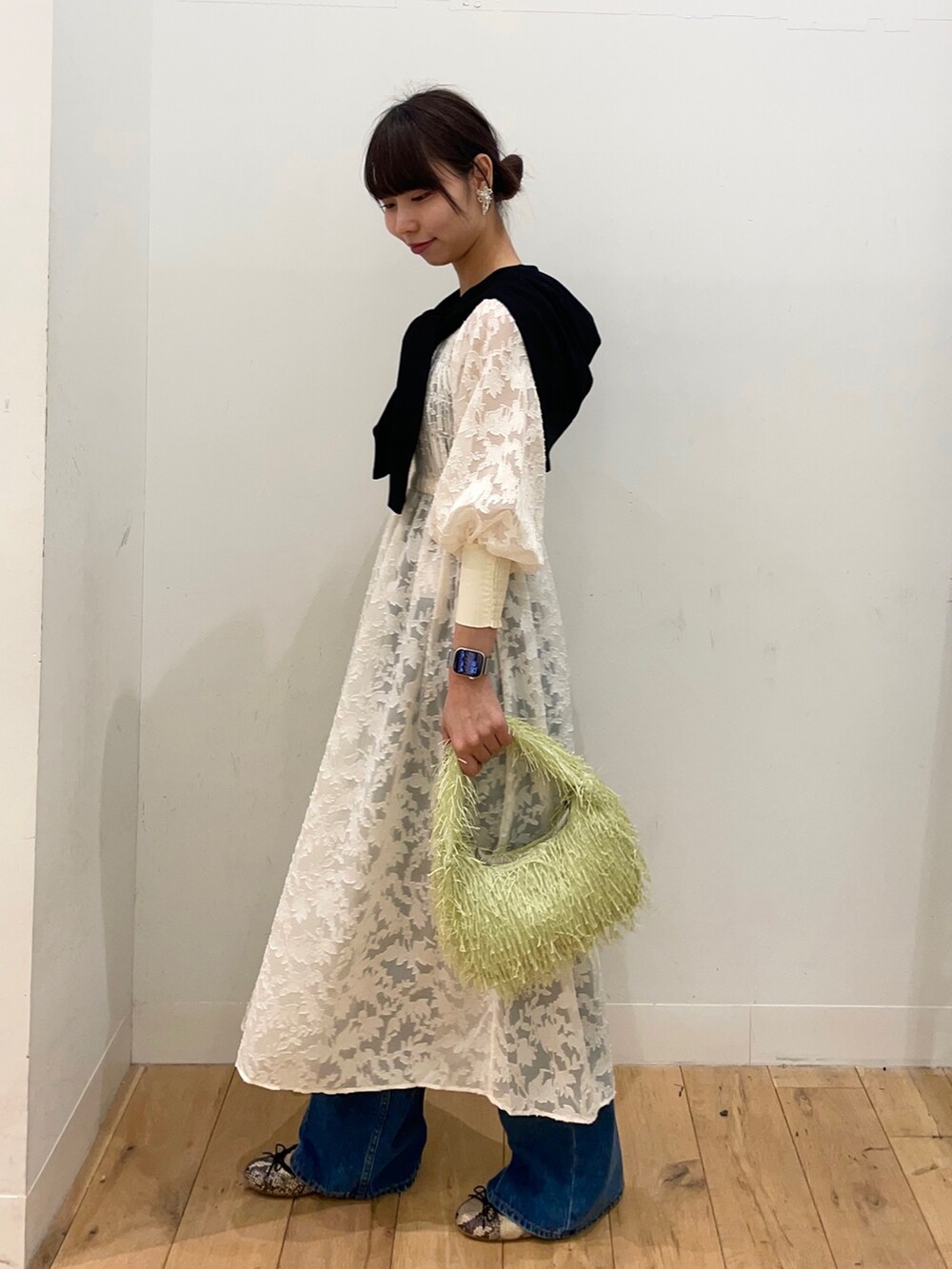 ホワイト系のワンピース、その他のバレエシューズ、ブルー系のデニムパンツを着用したレディースの春コーディネートの2枚目の写真