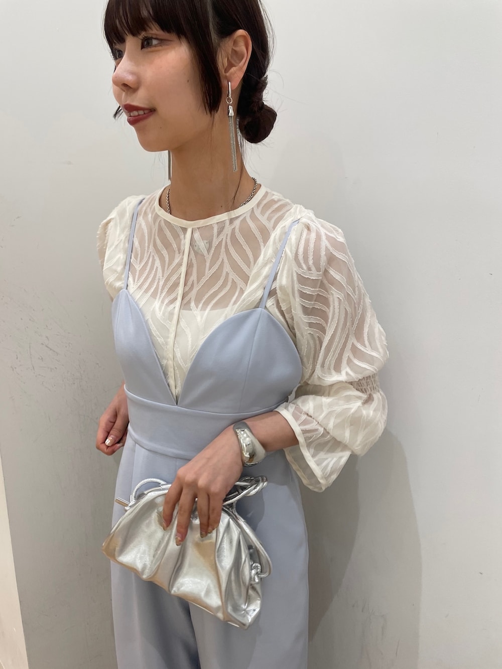 シルバー系のショルダーバッグ、ホワイト系のシャツ/ブラウス、ブルー系のサロペット/オーバーオールを着用したレディースの春コーディネートの4枚目の写真