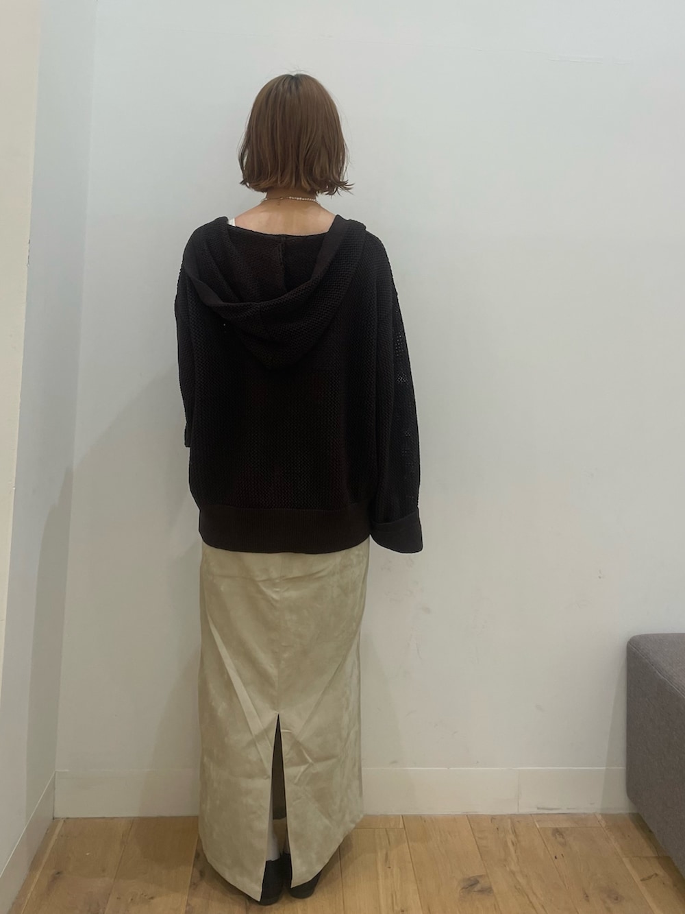 ブラウン系のニット/セーター、ベージュ系のスカートを着用したレディースの秋コーディネートの3枚目の写真