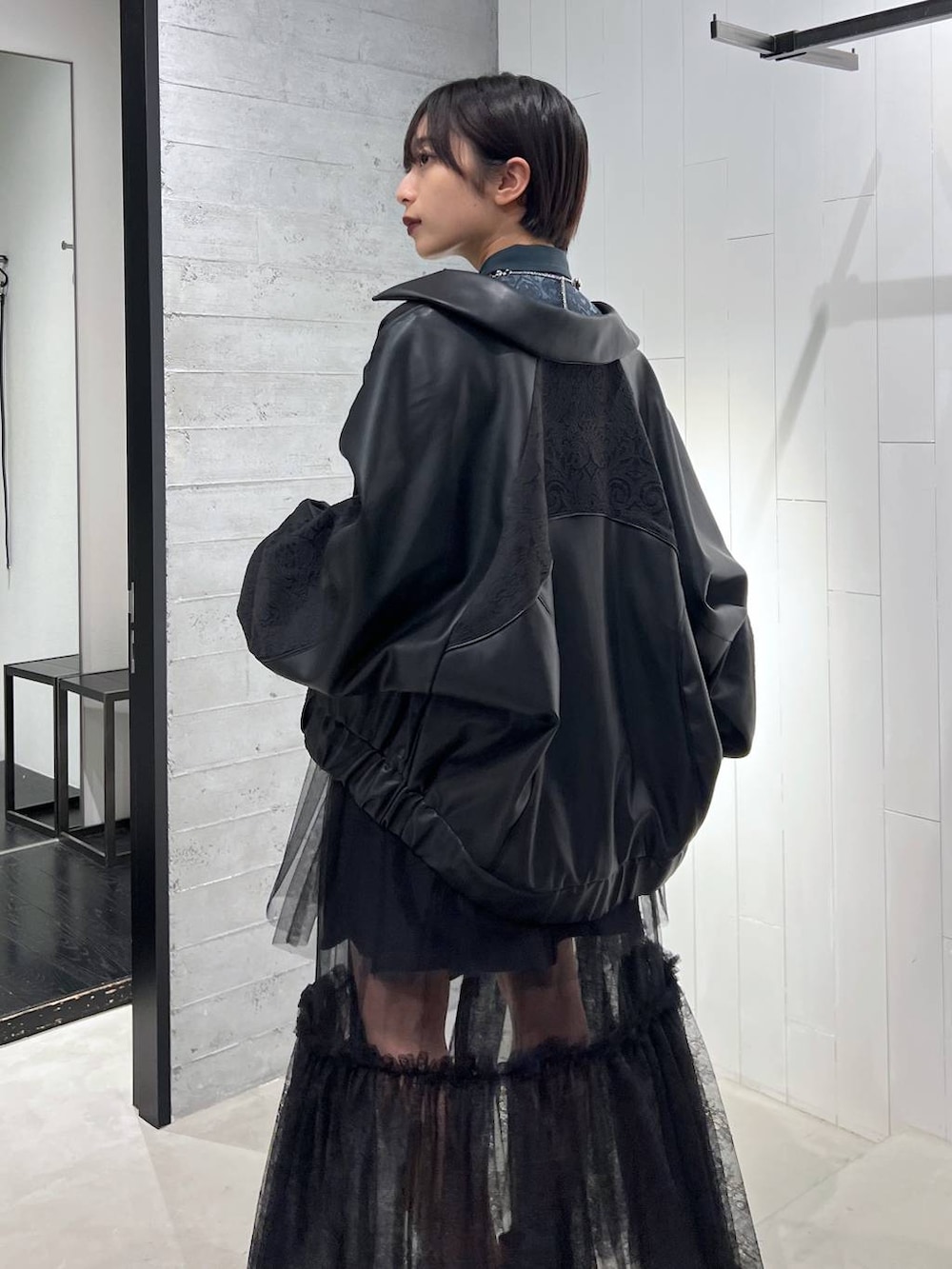 ブラック系のネクタイ、ブラック系のブルゾン、ブラック系のその他パンツを着用したレディースの秋コーディネートの3枚目の写真