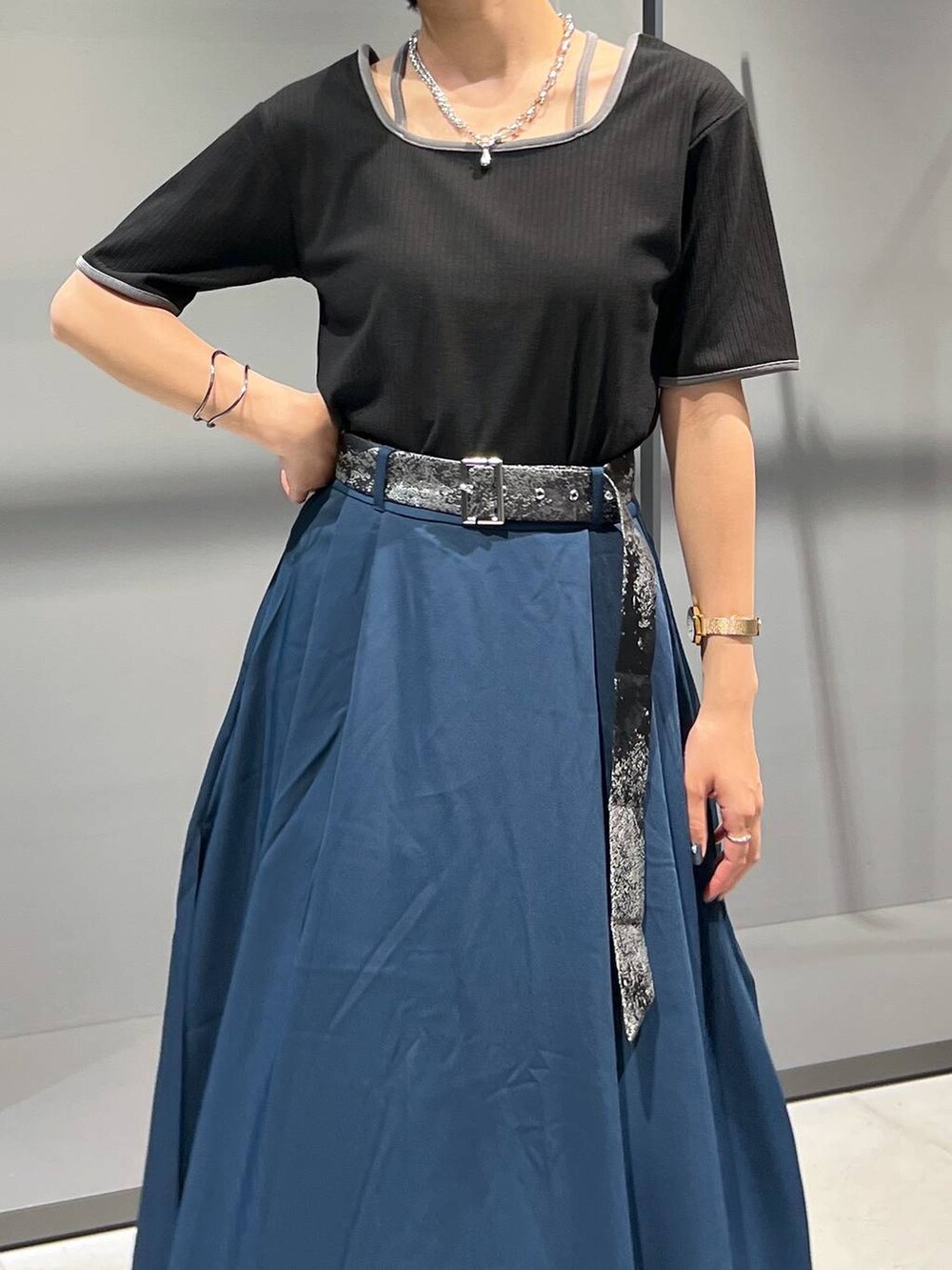 ブラック系のTシャツ/カットソー、ブラック系のローファー、ブルー系のスカートを着用したレディースの夏コーディネートの2枚目の写真