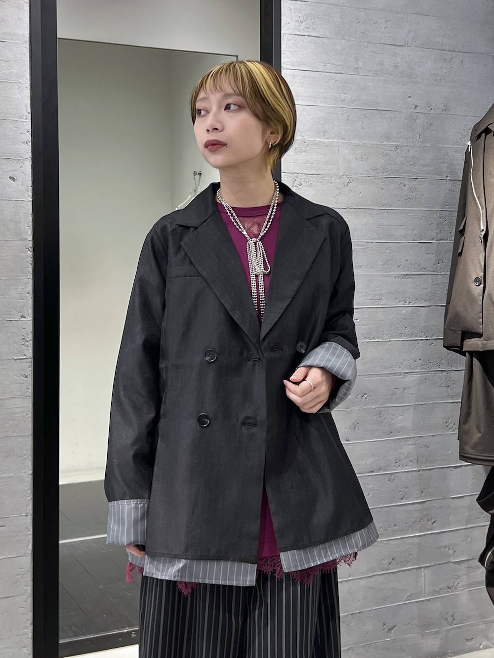 ブラック系のブーツ、ピンク系のTシャツ/カットソー、ブラック系のスラックスを着用したレディースの春コーディネートの2枚目の写真