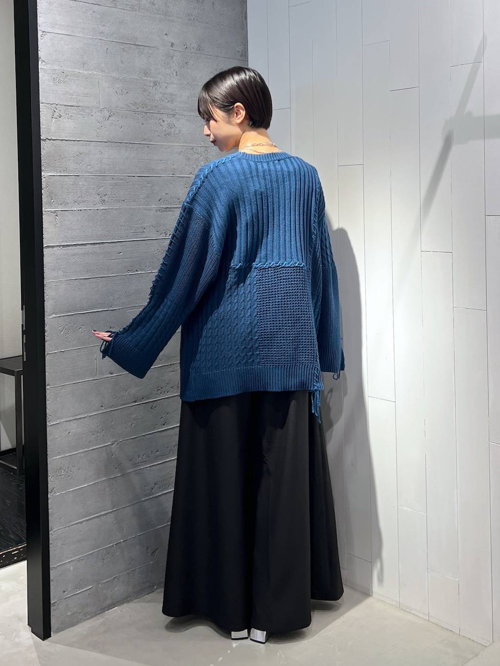 ブルー系のカーディガン/ボレロ、ブラック系のブーツ、ブラック系のその他パンツを着用したレディースの秋コーディネートの5枚目の写真