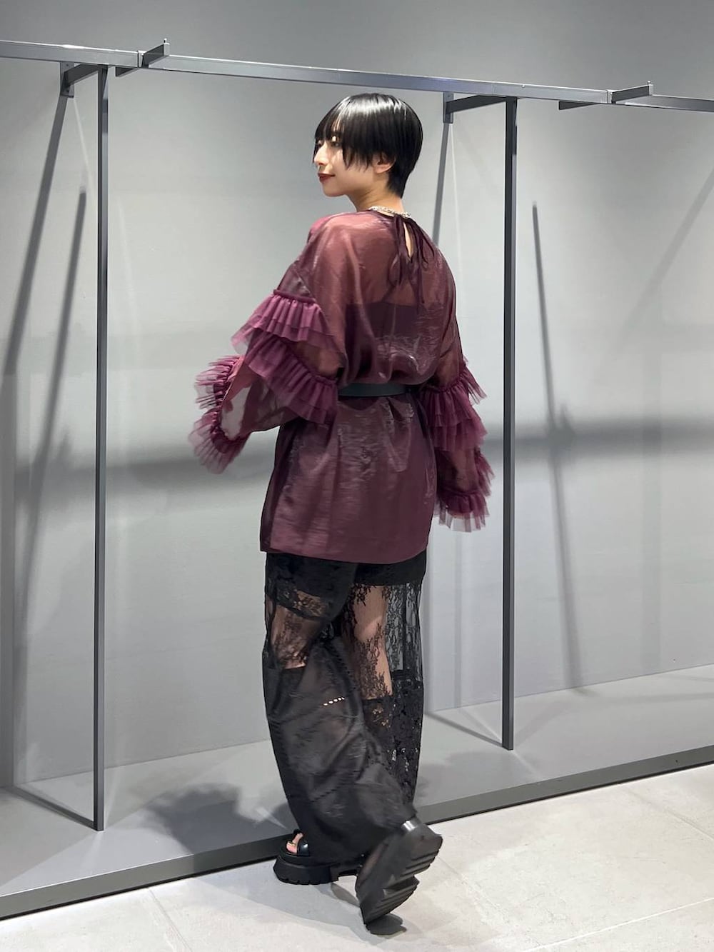 ブラック系のサンダル、ブラック系のその他パンツ、レッド系のシャツ/ブラウスを着用したレディースの夏コーディネートの4枚目の写真