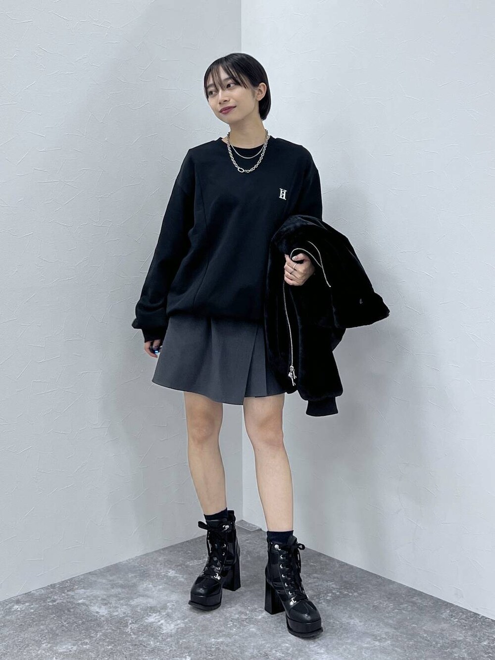 ブラック系のブルゾン、グレー系のその他パンツ、ブラック系のブーツを着用したレディースの秋コーディネートの6枚目の写真