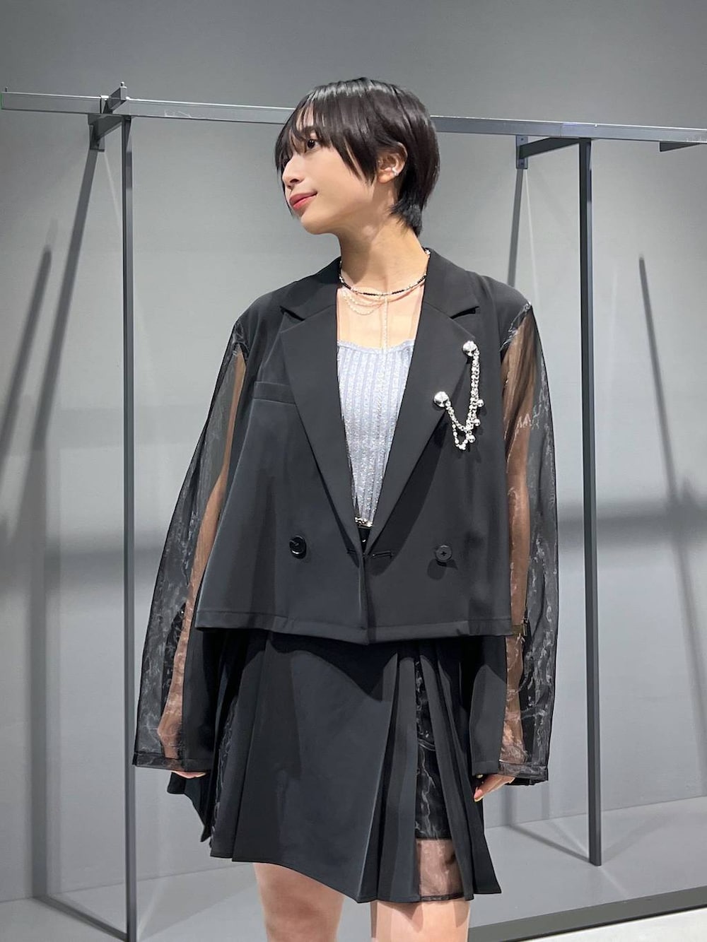 ブラック系のサンダル、ブラック系のその他パンツ、ブラック系のテーラードジャケットを着用したレディースの秋コーディネートの2枚目の写真