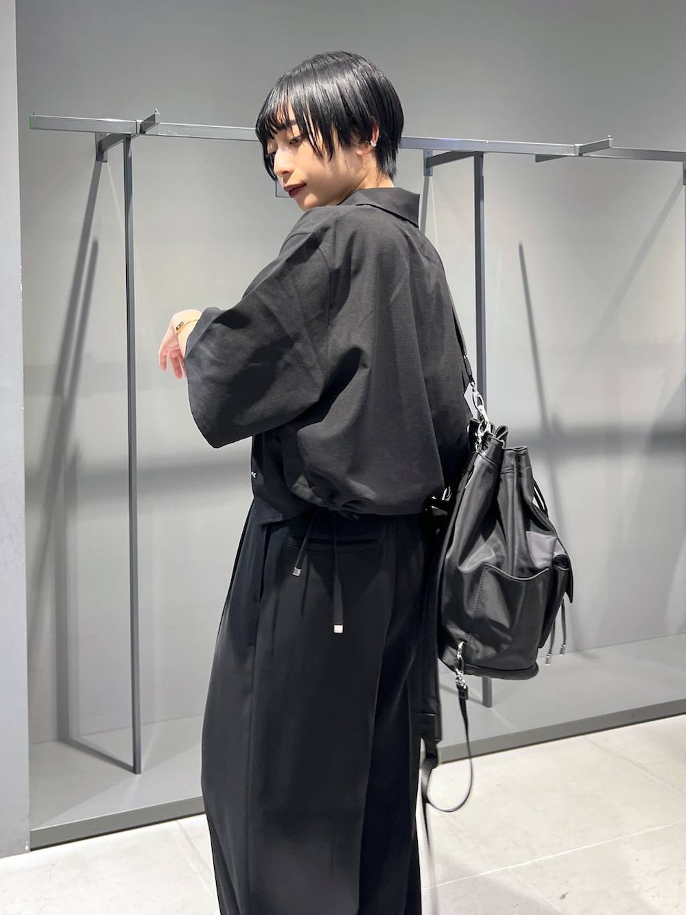 ブラック系のその他パンツ、ブラック系のサンダル、ブラック系のバックパック/リュックを着用したレディースの夏コーディネートの3枚目の写真