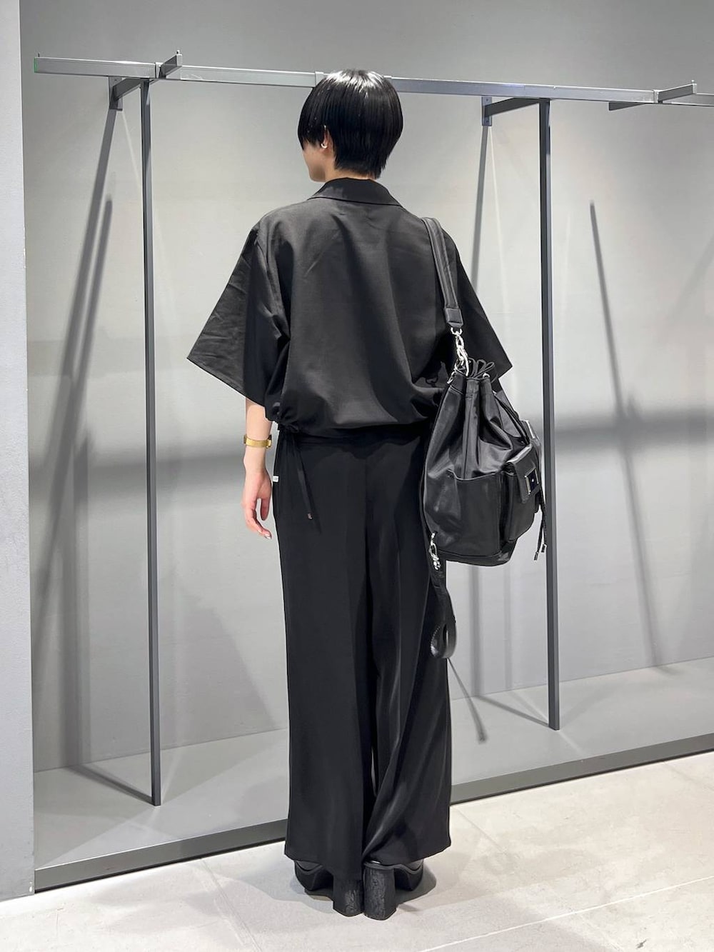 ブラック系のその他パンツ、ブラック系のサンダル、ブラック系のバックパック/リュックを着用したレディースの夏コーディネートの6枚目の写真